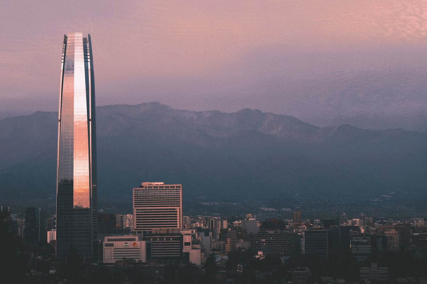 Santiago de Chile al atardecer, con la cordillera al fondo
