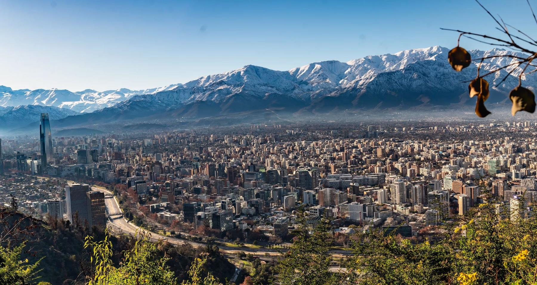 Santiago de Chile con la cordillera de los Andes nevada al fondo