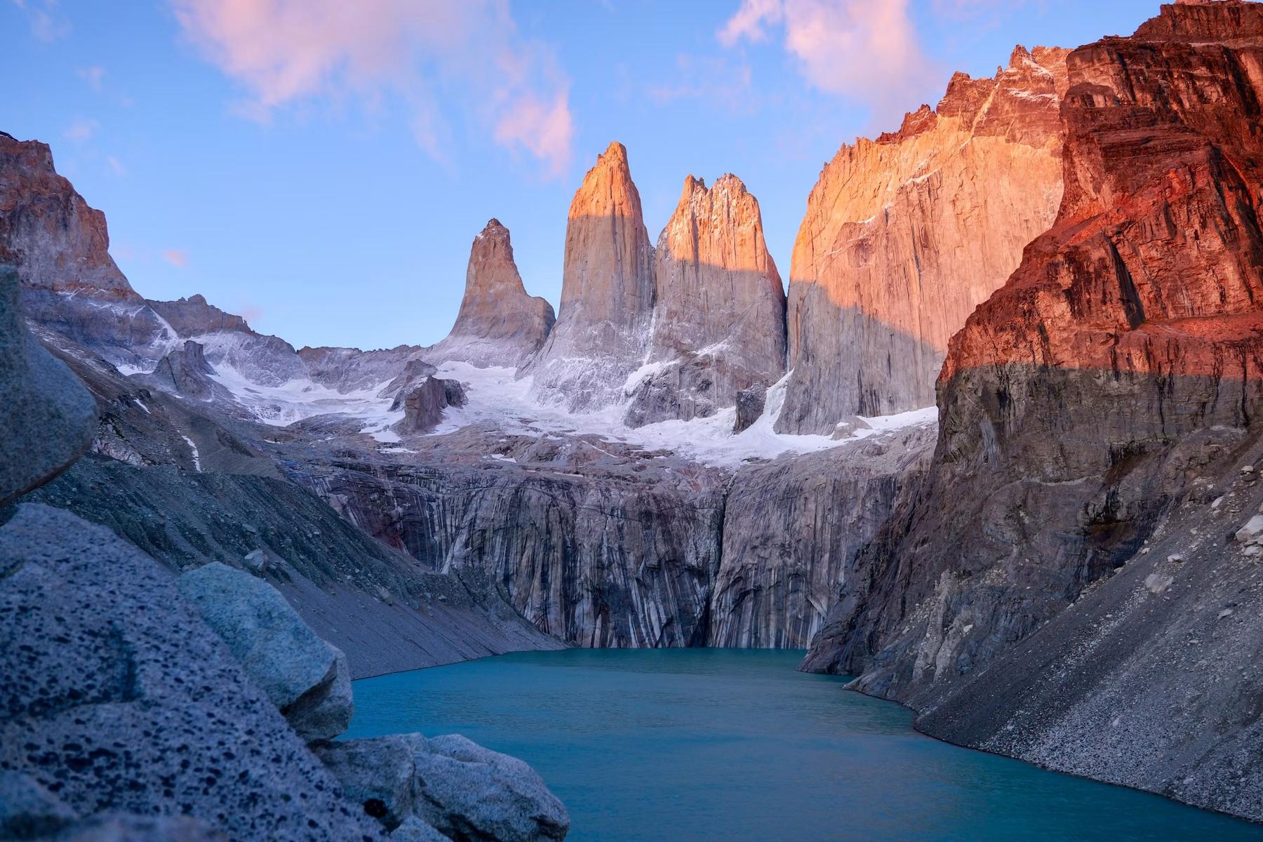 Macizo de montañas con un lago glaciar en primer plano