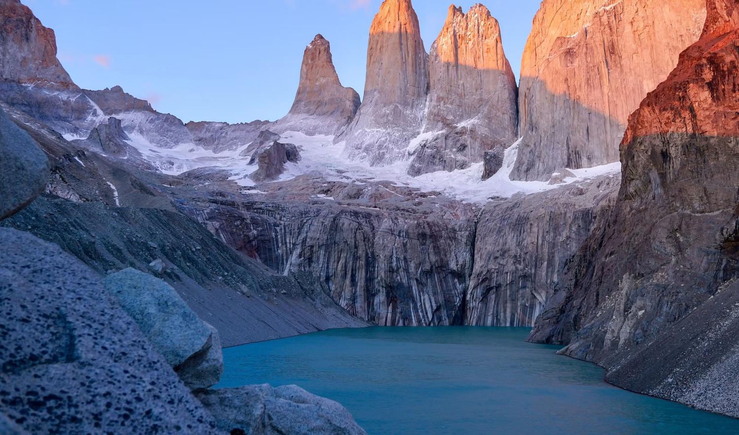 Paredes de roca y lago glaciar en la Patagonia